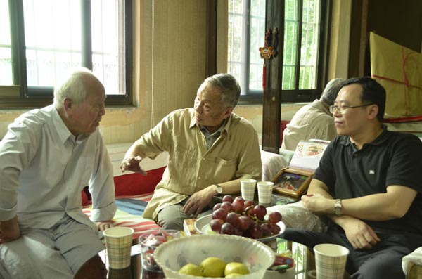 施建強董事長(cháng)慰問(wèn)公司老領(lǐng)導 施建強董事長(cháng)慰問(wèn)公司老領(lǐng)導