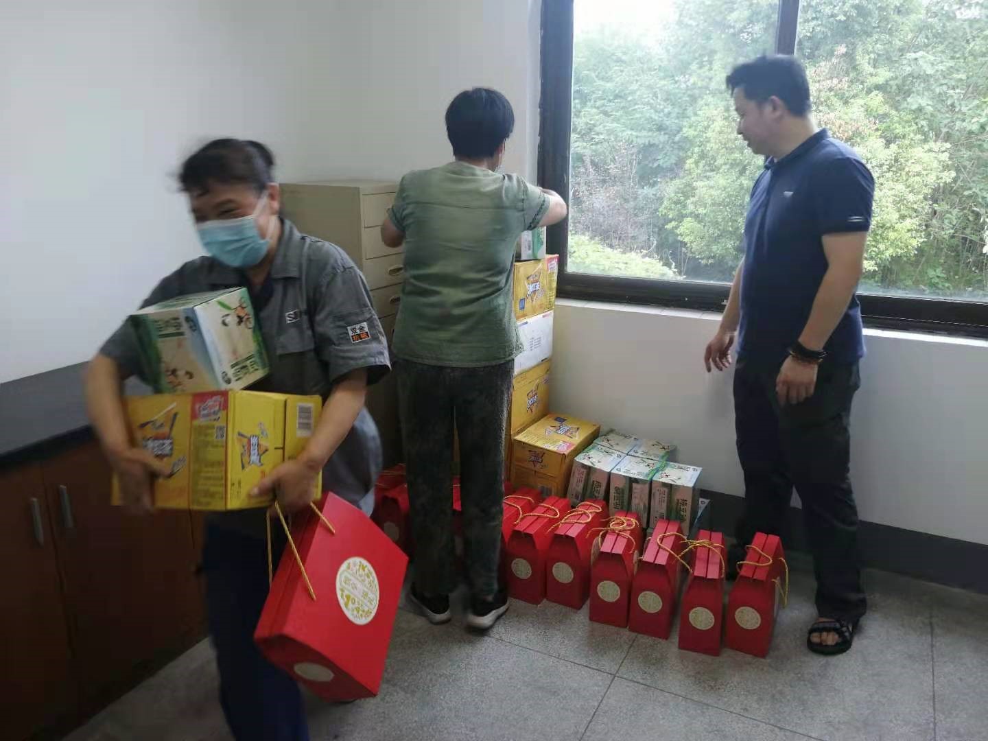 浙茶集團工會(huì )開(kāi)展“夏日送清涼”職工慰問(wèn)活動(dòng)