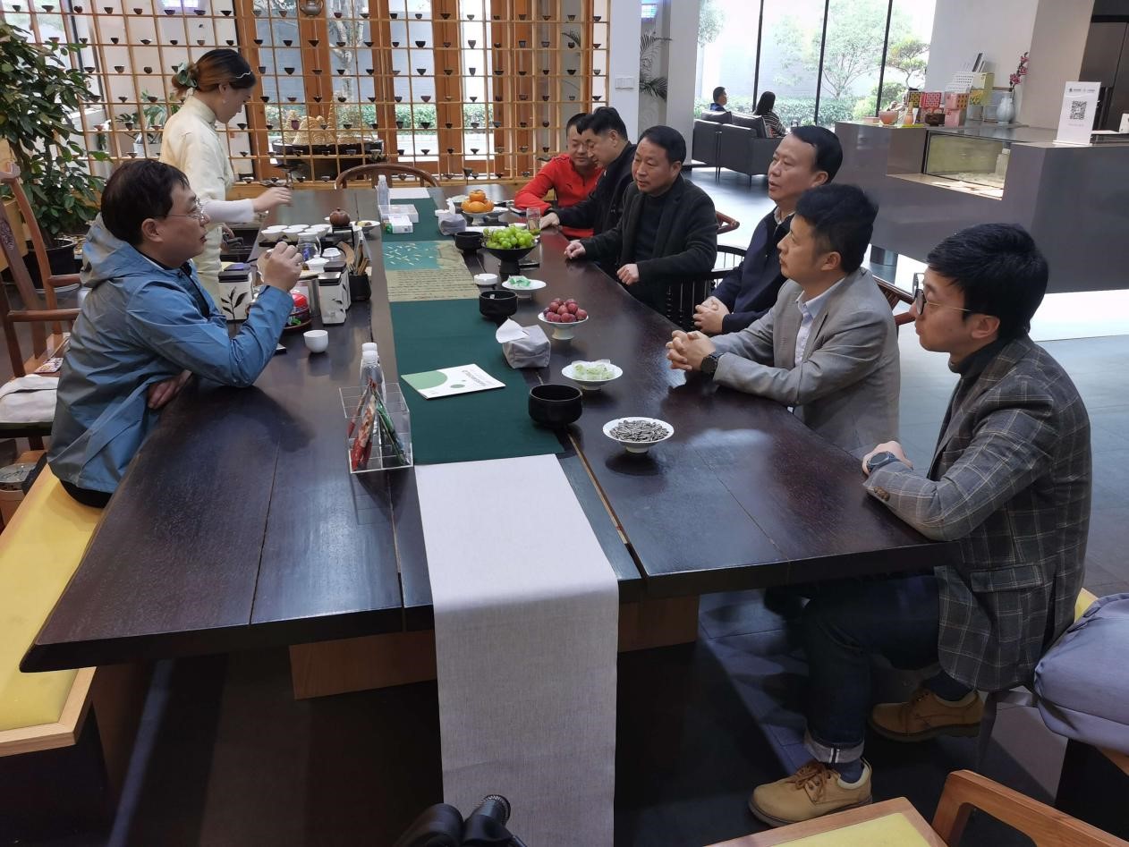 貴陽(yáng)綜保區黨工委副書(shū)記黃良忠一行蒞臨浙茶集團考察 貴陽(yáng)綜保區黨工委副書(shū)記黃良忠一行蒞臨浙茶集團考察